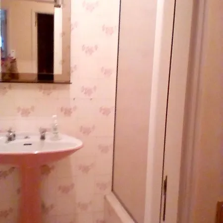 With 2 Bedrooms In With Shared Pool And Furnished Balcony 200 M From The Beach *